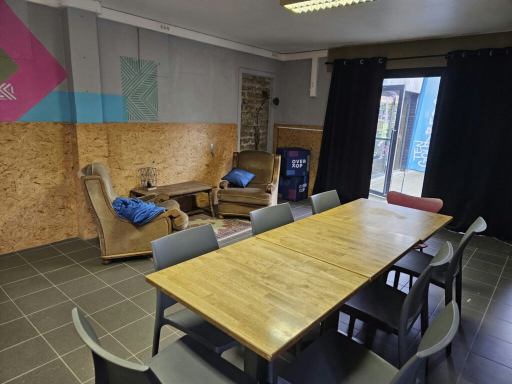 Stille Ruimte met tafels en zetels